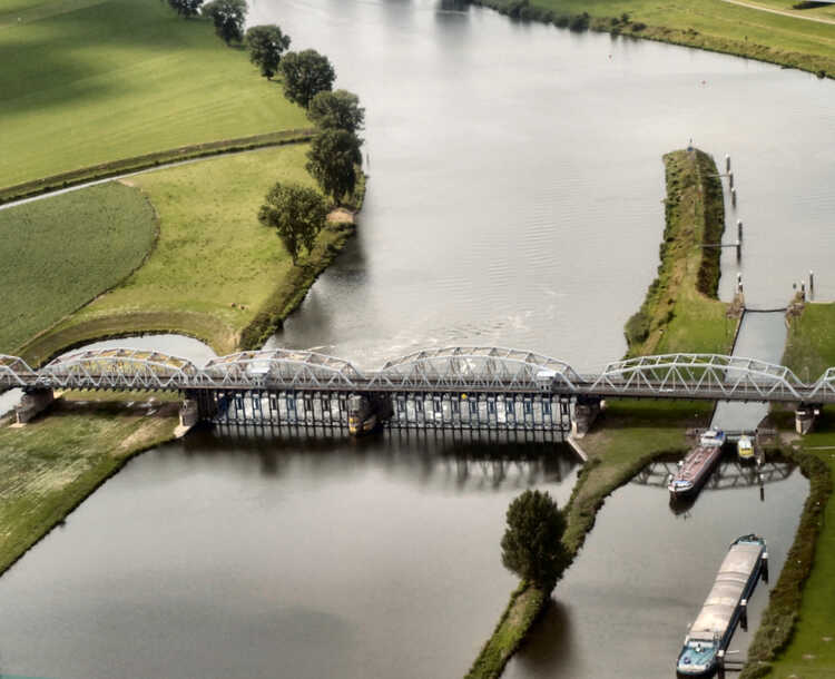 /beeld/Noord-Brabant/Grave/40_Maasbrug.jpg