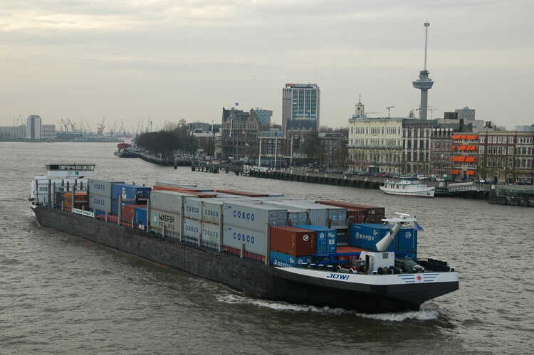 Het eerste nieuw gebouwde 135 meter containerschip Jowi.